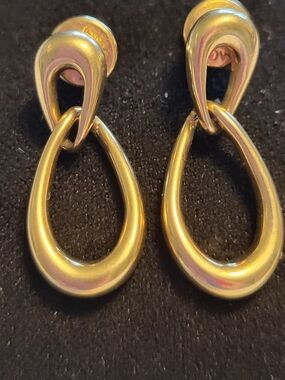 Vtg Monet Interlocking Teardrop Gold Plated 1" Post Dangle Earrings